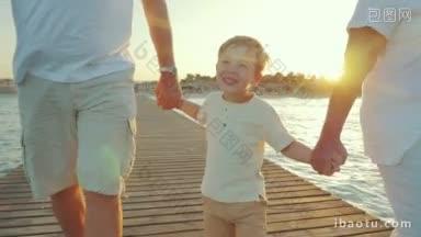 慢动作斯坦尼康拍摄的一个小男孩笑，正在快乐的晚上走在码头与